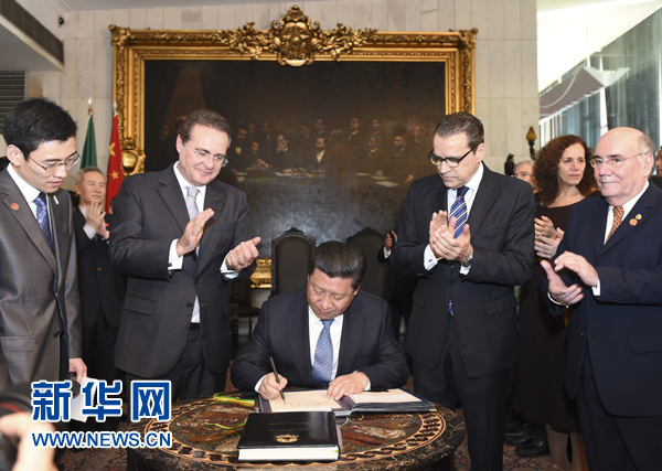 7月16日，國家主席習近平在巴西利亞會見巴西參議長卡列羅斯（前排左二）和眾議長阿爾維斯（前排右二）。這是習近平應邀為參眾兩院題詞。新華社記者 李學仁 攝 