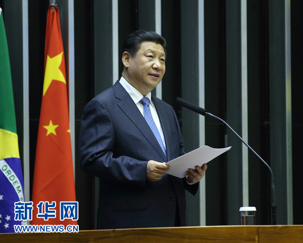 7月16日，國家主席習近平在巴西國會發(fā)表《弘揚傳統(tǒng)友好共譜合作新篇》的演講。 新華社記者 蘭紅光 攝 