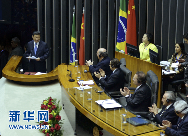 7月16日，國家主席習近平在巴西國會發(fā)表《弘揚傳統(tǒng)友好共譜合作新篇》的演講。 新華社記者 劉建生 攝