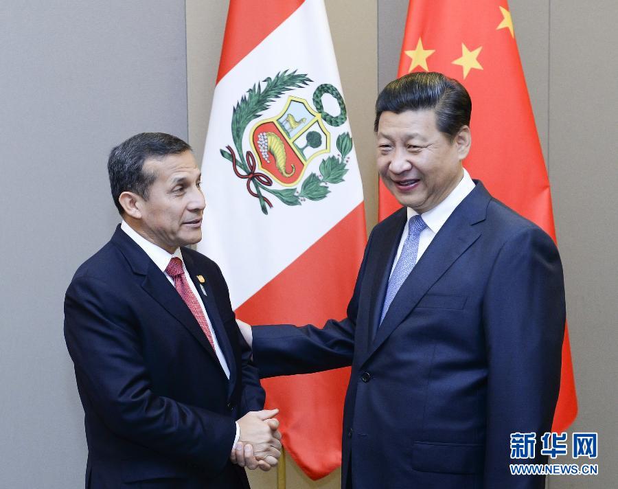 7月16日，國(guó)家主席習(xí)近平在巴西首都巴西利亞會(huì)見(jiàn)秘魯總統(tǒng)烏馬拉。新華社記者 劉建生 攝 