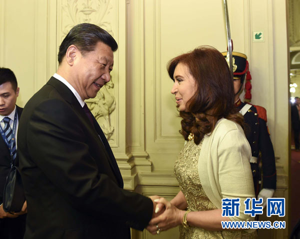 當?shù)貢r間7月18日，國家主席習近平在布宜諾斯艾利斯同阿根廷總統(tǒng)克里斯蒂娜舉行會談。這是會談開始前，克里斯蒂娜在總統(tǒng)府為習近平舉行隆重歡迎儀式。新華社記者 李學仁 攝