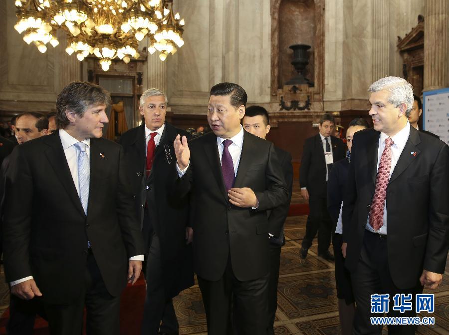 當(dāng)?shù)貢r(shí)間7月19日，國(guó)家主席習(xí)近平在布宜諾斯艾利斯會(huì)見(jiàn)阿根廷副總統(tǒng)兼參議長(zhǎng)布杜（前左）和眾議長(zhǎng)多明格斯（前右）。 新華社記者丁林?jǐn)z 