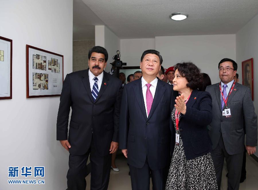 當(dāng)?shù)貢r(shí)間7月21日，國(guó)家主席習(xí)近平在委內(nèi)瑞拉總統(tǒng)馬杜羅陪同下在加拉加斯參觀蒂烏娜社會(huì)住房項(xiàng)目。 新華社記者 蘭紅光 攝