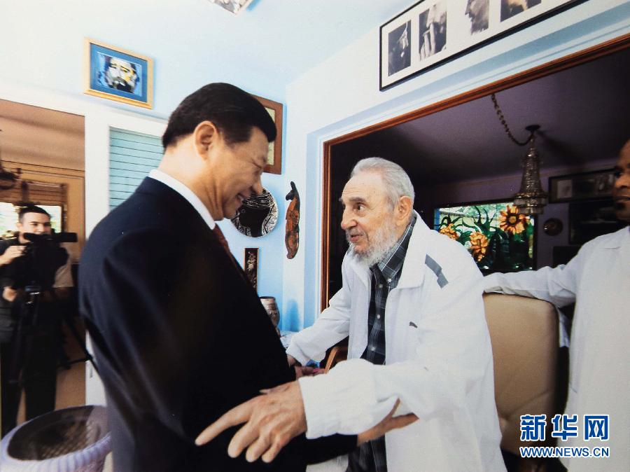 當(dāng)?shù)貢r(shí)間7月22日，國(guó)家主席習(xí)近平在哈瓦那親切探望古巴革命領(lǐng)袖菲德?tīng)?middot;卡斯特羅。 新華社發(fā)