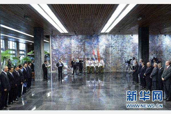 當(dāng)?shù)貢r(shí)間7月22日，國(guó)家主席習(xí)近平在哈瓦那接受古巴政府授予的&ldquo;何塞&middot;馬蒂&rdquo;勛章。古巴國(guó)務(wù)委員會(huì)主席兼部長(zhǎng)會(huì)議主席勞爾&middot;卡斯特羅為習(xí)近平佩戴勛章。新華社記者馬占成攝