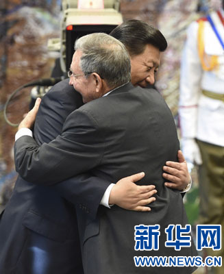 當(dāng)?shù)貢r(shí)間7月22日，國(guó)家主席習(xí)近平在哈瓦那接受古巴政府授予的&ldquo;何塞&middot;馬蒂&rdquo;勛章。古巴國(guó)務(wù)委員會(huì)主席兼部長(zhǎng)會(huì)議主席勞爾&middot;卡斯特羅為習(xí)近平佩戴勛章。新華社記者馬占成攝