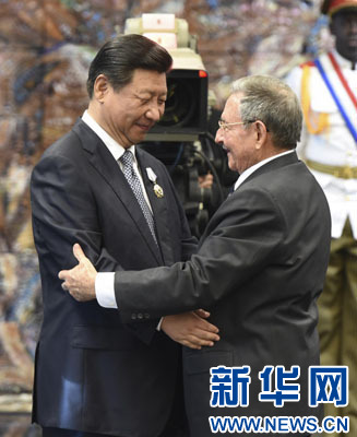 當(dāng)?shù)貢r(shí)間7月22日，國(guó)家主席習(xí)近平在哈瓦那接受古巴政府授予的&ldquo;何塞&middot;馬蒂&rdquo;勛章。古巴國(guó)務(wù)委員會(huì)主席兼部長(zhǎng)會(huì)議主席勞爾&middot;卡斯特羅為習(xí)近平佩戴勛章。新華社記者馬占成攝