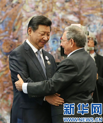 當(dāng)?shù)貢r(shí)間7月22日，國(guó)家主席習(xí)近平在哈瓦那接受古巴政府授予的&ldquo;何塞&middot;馬蒂&rdquo;勛章。古巴國(guó)務(wù)委員會(huì)主席兼部長(zhǎng)會(huì)議主席勞爾&middot;卡斯特羅為習(xí)近平佩戴勛章。新華社記者劉衛(wèi)兵攝