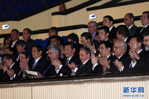      出當(dāng)?shù)貢r(shí)間7月22日，國家主席習(xí)近平在哈瓦那與古巴國務(wù)委員會主席兼部長會議主席勞爾&middot;卡斯特羅共同觀看中古芭蕾舞聯(lián)合演出。新華社記者李學(xué)仁攝 