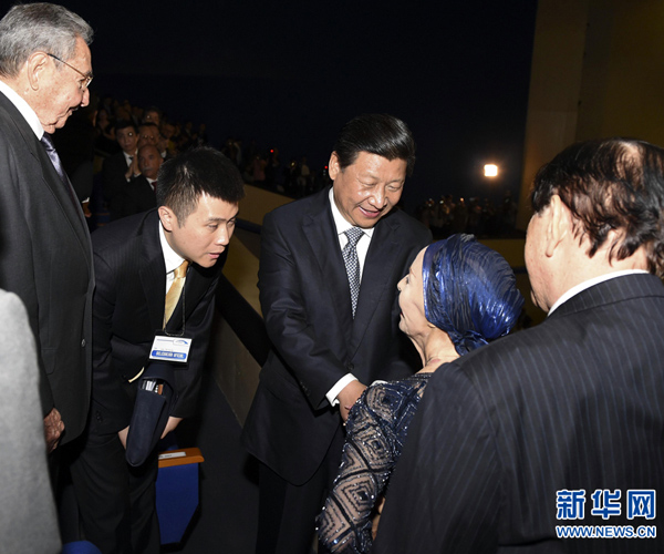     當(dāng)?shù)貢r(shí)間7月22日，國家主席習(xí)近平在哈瓦那與古巴國務(wù)委員會主席兼部長會議主席勞爾&middot;卡斯特羅共同觀看中古芭蕾舞聯(lián)合演出。新華社記者李學(xué)仁攝 