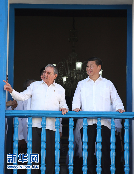 這是習(xí)近平在勞爾陪同下參觀圣地亞哥市政府時一同走上二層陽臺。1959年1月1日，菲德爾&middot;卡斯特羅就是站在這里宣布古巴革命勝利。新華社記者蘭紅光 攝 