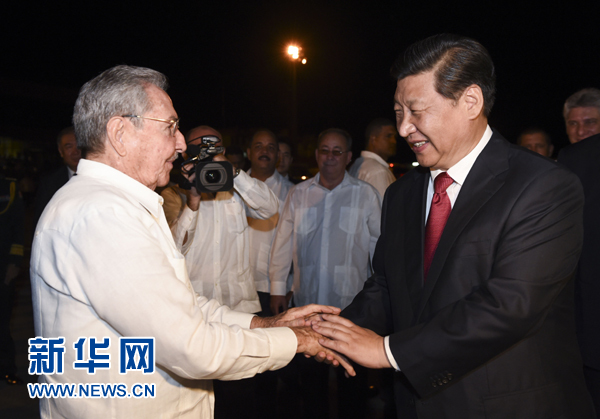 當?shù)貢r間7月23日，國家主席習(xí)近平結(jié)束對古巴的訪問，離開圣地亞哥，啟程回國。這是古巴國務(wù)委員會主席兼部長會議主席勞爾&middot;卡斯特羅到機場為習(xí)近平送行。新華社記者 李學(xué)仁 攝 