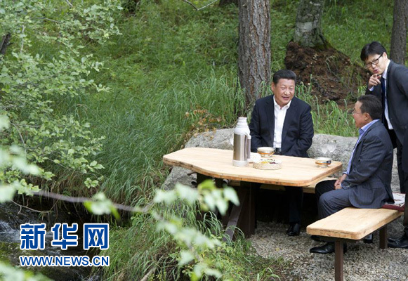 8月22日，國家主席習(xí)近平同蒙古國總統(tǒng)額勒貝格道爾吉在烏蘭巴托市郊的總統(tǒng)官邸再次會晤。這是習(xí)近平同額勒貝格道爾吉會晤后在溪畔飲茶。新華社記者 黃敬文 攝