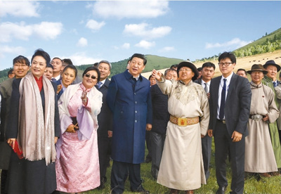 　　八月二十二日，國家主席習近平在蒙古國總統(tǒng)額勒貝格道爾吉陪同下前往烏蘭巴托市郊觀看那達慕。這是習近平和夫人彭麗媛同額勒貝格道爾吉夫婦觀看表演。新華社記者　鞠鵬攝