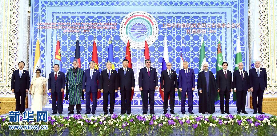 9月12日，上海合作組織成員國(guó)元首理事會(huì)第十四次會(huì)議在塔吉克斯坦首都杜尚別舉行。國(guó)家主席習(xí)近平出席會(huì)議并發(fā)表重要講話。這是與會(huì)成員國(guó)元首、觀察員國(guó)領(lǐng)導(dǎo)人或代表、主席國(guó)客人以及有關(guān)國(guó)際和地區(qū)組織代表集體合影。新華社記者李濤攝 