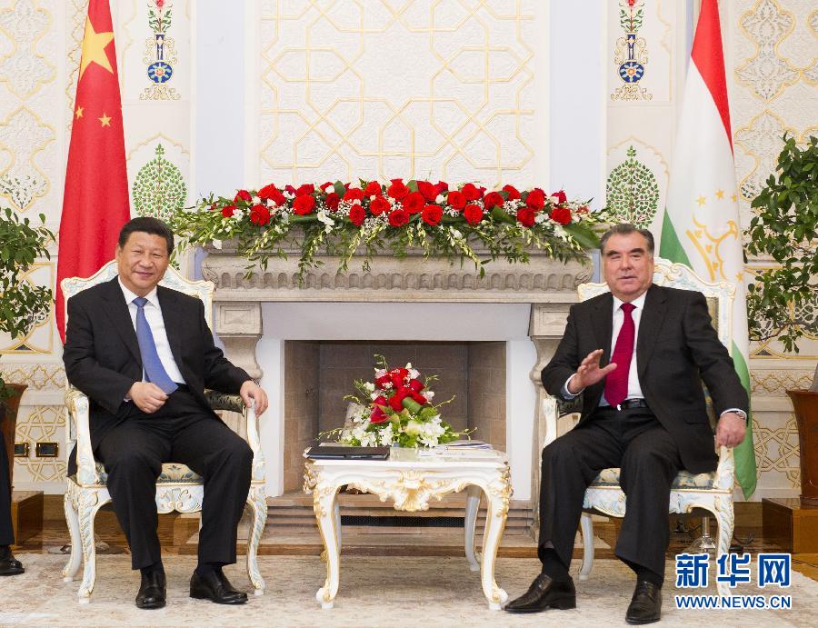 9月13日，國(guó)家主席習(xí)近平在杜尚別同塔吉克斯坦總統(tǒng)拉赫蒙舉行會(huì)談。 新華社記者黃敬文攝 