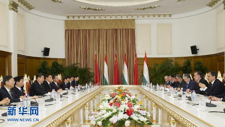 9月13日，國(guó)家主席習(xí)近平在杜尚別同塔吉克斯坦總統(tǒng)拉赫蒙舉行會(huì)談。 新華社記者謝環(huán)馳攝 