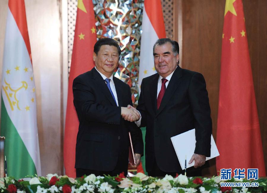 9月13日，國家主席習近平和塔吉克斯坦總統(tǒng)拉赫蒙在杜尚別共同簽署《中塔關于進一步發(fā)展和深化戰(zhàn)略伙伴關系的聯(lián)合宣言》。新華社記者謝環(huán)馳攝 