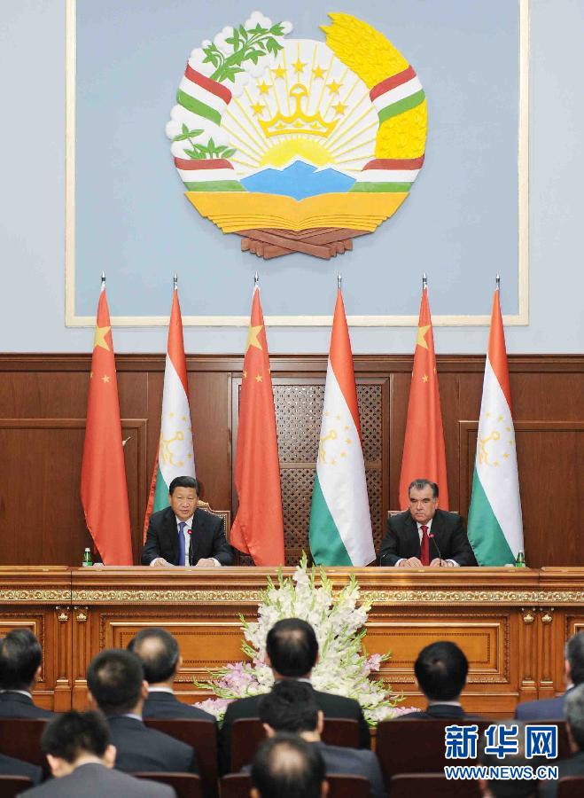 9月13日，國家主席習近平同塔吉克斯坦總統(tǒng)拉赫蒙在杜尚別共同會見記者。 新華社記者謝環(huán)馳攝