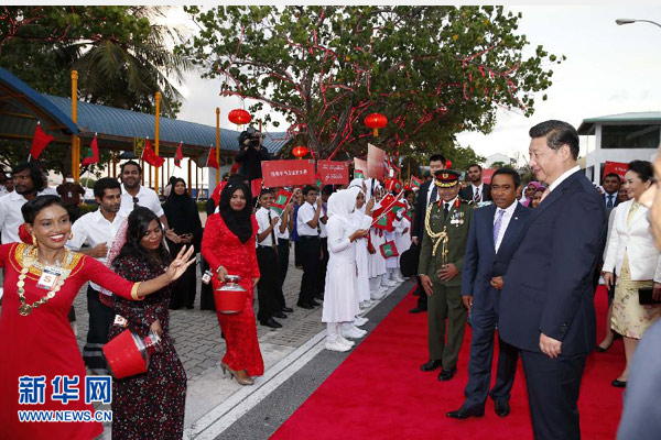 9月14日，國家主席習(xí)近平抵達(dá)馬累，開始對馬爾代夫進(jìn)行國事訪問。習(xí)近平和夫人彭麗媛在機(jī)場受到馬爾代夫總統(tǒng)亞明夫婦的熱情迎接。 新華社記者 鞠鵬 攝