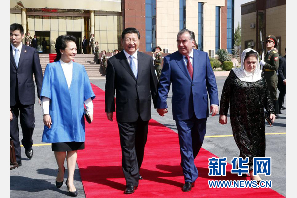 9月14日，國家主席習(xí)近平結(jié)束對塔吉克斯坦的國事訪問，乘坐專機(jī)離開杜尚別。拉赫蒙總統(tǒng)夫婦專程到機(jī)場為習(xí)近平和夫人彭麗媛送行。新華社記者 鞠鵬 攝 