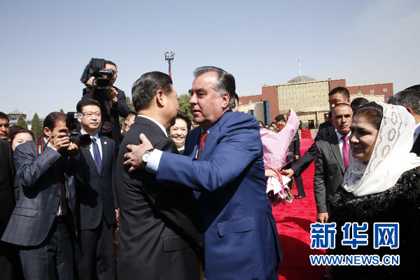 9月14日，國家主席習(xí)近平結(jié)束對塔吉克斯坦的國事訪問，乘坐專機(jī)離開杜尚別。拉赫蒙總統(tǒng)夫婦專程到機(jī)場為習(xí)近平和夫人彭麗媛送行。新華社記者 鞠鵬 攝 