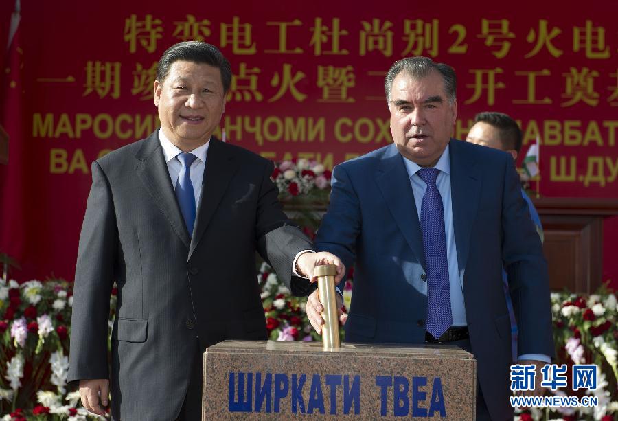 9月13日，國家主席習近平和塔吉克斯坦總統(tǒng)拉赫蒙在杜尚別共同出席中塔兩國重大合作項目&mdash;&mdash;杜尚別2號熱電廠一期工程竣工儀式、二期工程開工儀式。這是習近平和拉赫蒙一同將裝有兩國元首簽名二期工程奠基紀念頁的金色金屬管放入水泥墩中。 新華社記者黃敬文攝 