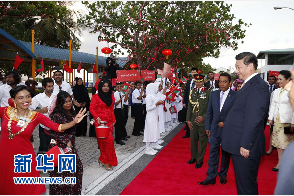  9月14日，國(guó)家主席習(xí)近平抵達(dá)馬累，開始對(duì)馬爾代夫進(jìn)行國(guó)事訪問。習(xí)近平和夫人彭麗媛在機(jī)場(chǎng)受到馬爾代夫總統(tǒng)亞明夫婦的熱情迎接。新華社記者 鞠鵬 攝 