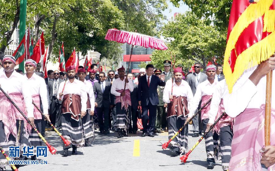 9月15日，國家主席習(xí)近平同馬爾代夫總統(tǒng)亞明在馬累舉行會談。會談前，亞明在共和國廣場為習(xí)近平舉行歡迎儀式。 新華社記者 鞠鵬 攝