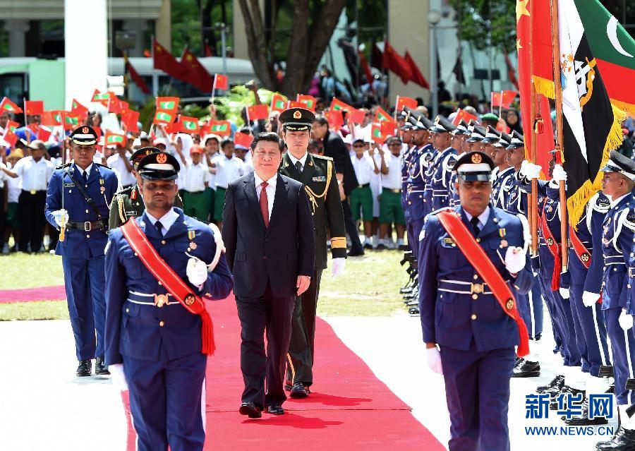 9月15日，國家主席習(xí)近平同馬爾代夫總統(tǒng)亞明在馬累舉行會談。會談前，亞明在共和國廣場為習(xí)近平舉行歡迎儀式。 新華社記者 馬占成 攝 