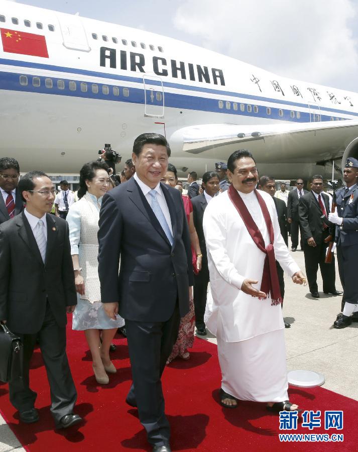 9月16日，國家主席習近平抵達科倫坡，開始對斯里蘭卡進行國事訪問。在班達拉奈克國際機場，習近平和夫人彭麗媛受到拉賈帕克薩總統(tǒng)夫婦熱情迎接。新華社記者鞠鵬攝 