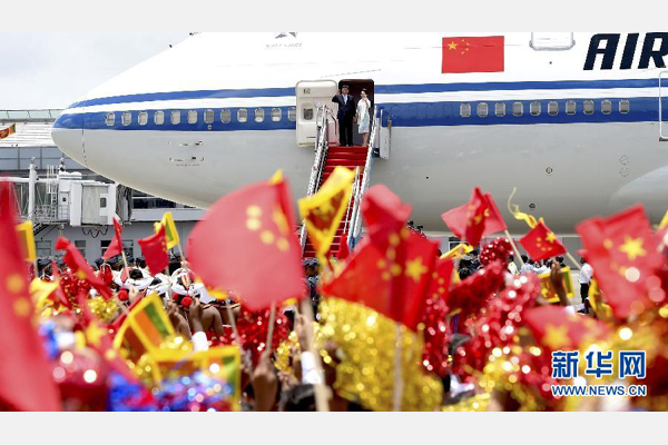 9月16日，國家主席習近平抵達科倫坡，開始對斯里蘭卡進行國事訪問。這是習近平和夫人彭麗媛向歡迎群眾揮手致意。 新華社記者馬占成攝 