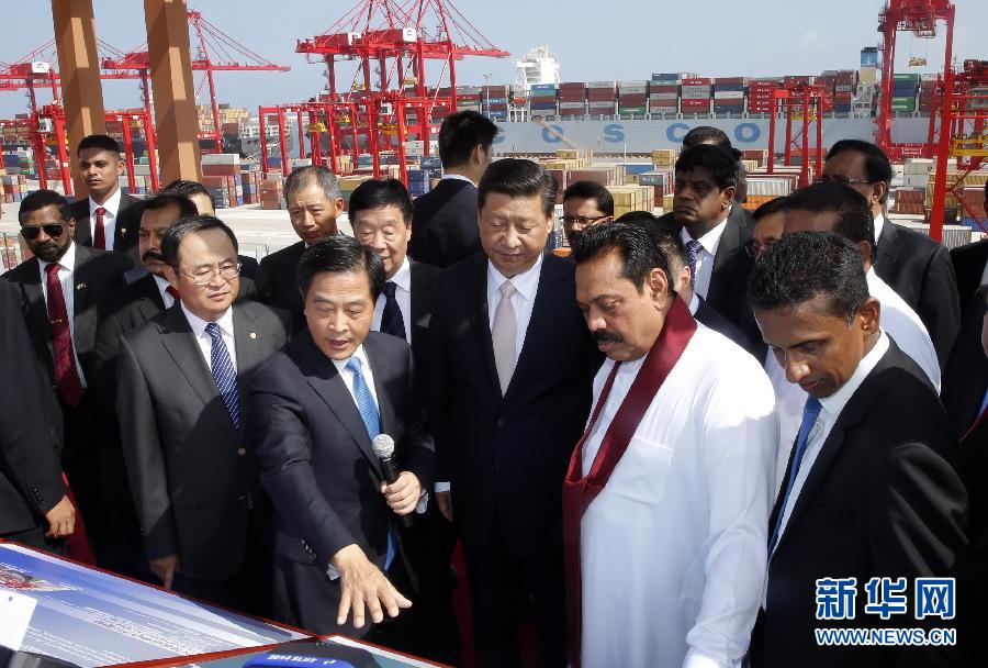 9月17日，國家主席習(xí)近平在斯里蘭卡總統(tǒng)拉賈帕克薩陪同下，考察中斯重要合作項目&mdash;&mdash;科倫坡港南集裝箱碼頭。 新華社記者 鞠鵬 攝