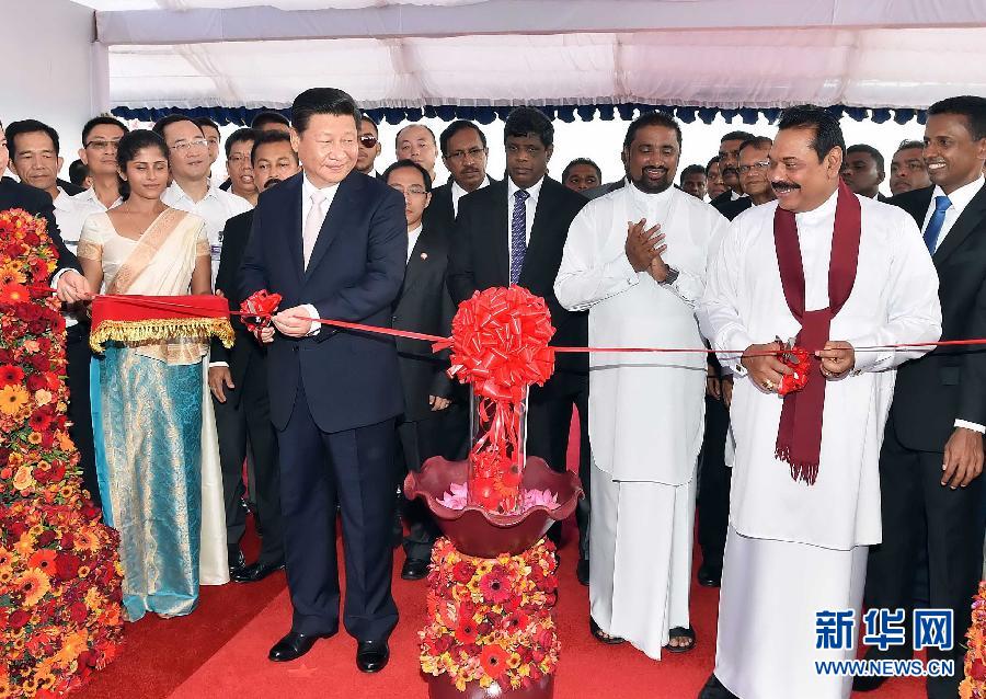 9月17日，國家主席習(xí)近平在斯里蘭卡總統(tǒng)拉賈帕克薩陪同下考察中斯港口合作項目。這是習(xí)近平和拉賈帕克薩為港口城開工剪彩。 新華社記者李濤 攝