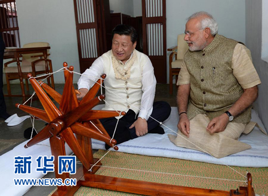 9月17日，國(guó)家主席習(xí)近平在印度古吉拉特邦進(jìn)行訪問。印度總理莫迪全程陪同。這是習(xí)近平在參觀甘地故居時(shí)，親自搖動(dòng)甘地曾經(jīng)使用過的紡車。新華社記者 馬占成 攝