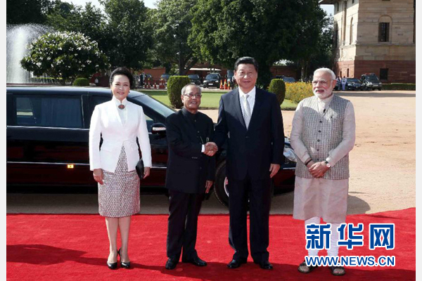 9月18日，國(guó)家主席習(xí)近平出席印度總統(tǒng)慕克吉在總統(tǒng)府舉行的隆重歡迎儀式。這是儀式前，習(xí)近平與慕克吉親切握手。 新華社記者 鞠鵬 攝