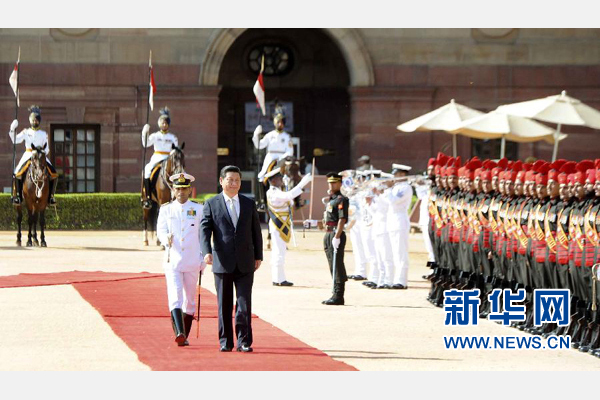 9月18日，國(guó)家主席習(xí)近平出席印度總統(tǒng)慕克吉在總統(tǒng)府舉行的隆重歡迎儀式。 新華社記者 張鐸 攝