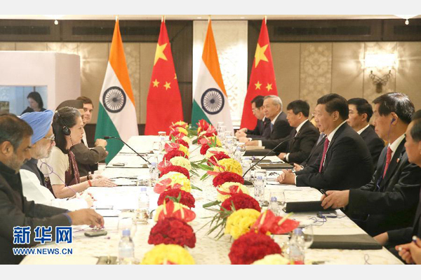 9月19日，國家主席習(xí)近平在新德里會(huì)見印度國大黨主席索尼婭&middot;甘地和前總理辛格。 新華社記者姚大偉攝