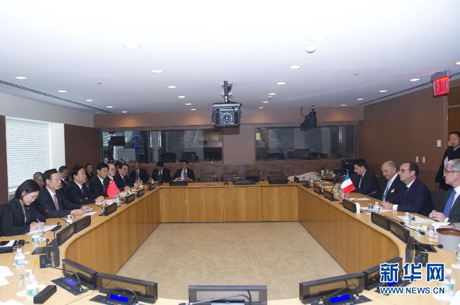 9月23日，出席聯(lián)合國氣候峰會的國家主席習(xí)近平特使、國務(wù)院副總理張高麗在紐約聯(lián)合國總部會見法國總統(tǒng)奧朗德。 新華社記者 王曄 攝