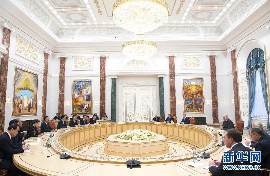 9月26日，應(yīng)邀訪問白俄羅斯的國務(wù)院副總理張高麗在明斯克會見白俄羅斯總統(tǒng)盧卡申科。新華社記者王曄攝 