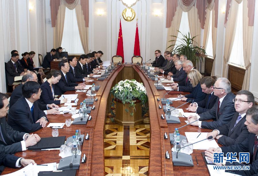  9月27日，應(yīng)邀訪問白俄羅斯的國務(wù)院副總理張高麗在明斯克同白俄羅斯總理米亞斯尼科維奇舉行會談。 新華社記者王曄攝