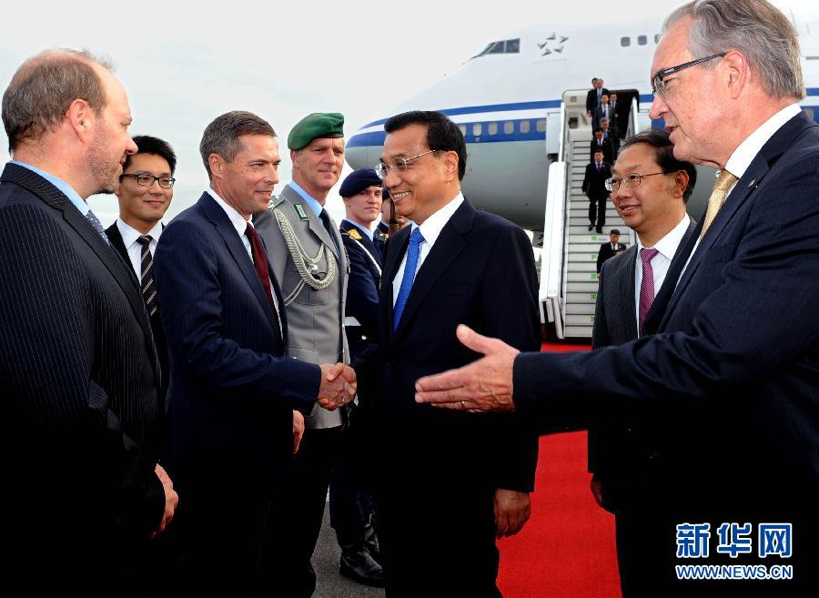 10月9日，國(guó)務(wù)院總理李克強(qiáng)抵達(dá)柏林開(kāi)始對(duì)德國(guó)進(jìn)行正式訪(fǎng)問(wèn)。德國(guó)政府高級(jí)官員到機(jī)場(chǎng)迎接。 新華社記者 饒愛(ài)民 攝