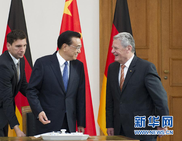 10月10日，國務(wù)院總理李克強(qiáng)在柏林會見德國總統(tǒng)高克。這是李克強(qiáng)總理與高克總統(tǒng)親切交談。 新華社記者 王曄 攝 