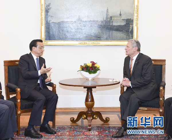 10月10日，國(guó)務(wù)院總理李克強(qiáng)在柏林會(huì)見(jiàn)德國(guó)總統(tǒng)高克。 新華社記者 李學(xué)仁 攝