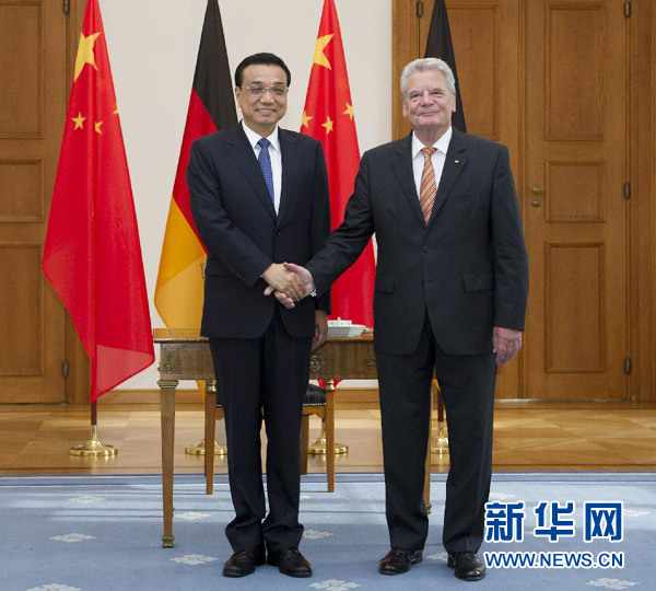 10月10日，國(guó)務(wù)院總理李克強(qiáng)在柏林會(huì)見(jiàn)德國(guó)總統(tǒng)高克。 新華社記者 王曄 攝 