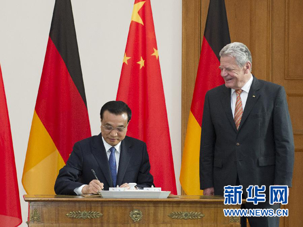 10月10日，國(guó)務(wù)院總理李克強(qiáng)在柏林會(huì)見(jiàn)德國(guó)總統(tǒng)高克。這是李克強(qiáng)總理在高克總統(tǒng)的陪同下在貴賓簿上簽字。 新華社記者 王曄 攝 