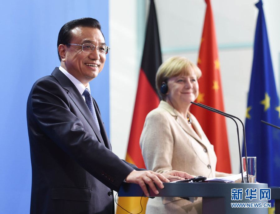 10月10日，國務(wù)院總理李克強在柏林與德國總理默克爾圓滿結(jié)束第三輪中德政府磋商后共同會見記者。 新華社記者 李學(xué)仁 攝 