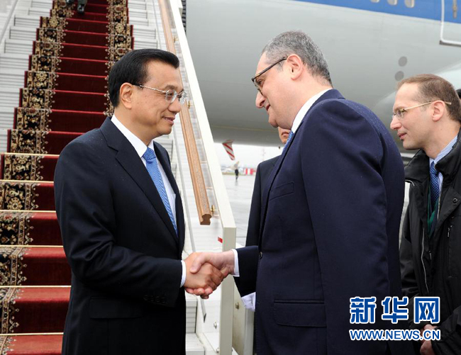 10月12日，中國國務(wù)院總理李克強乘專機抵達(dá)莫斯科，開始對俄羅斯進(jìn)行正式訪問并舉行中俄總理第十九次定期會晤。俄羅斯聯(lián)邦政府高級官員到機場迎接李克強總理。新華社記者 饒愛民 攝