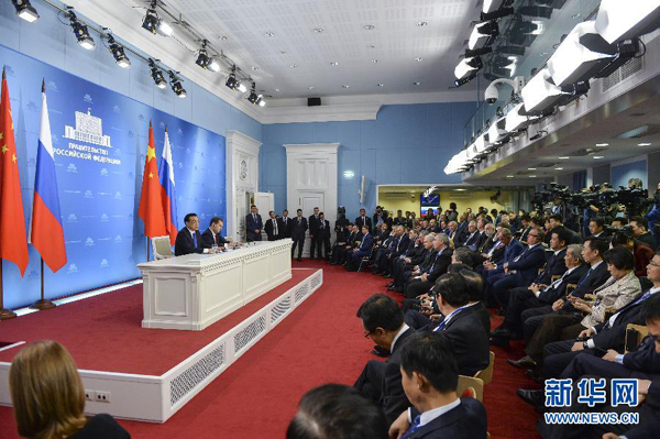 10月13日，國務(wù)院總理李克強在莫斯科與俄羅斯總理梅德韋杰夫圓滿結(jié)束中俄總理第十九次定期會晤后共同會見記者。 新華社記者李學(xué)仁攝