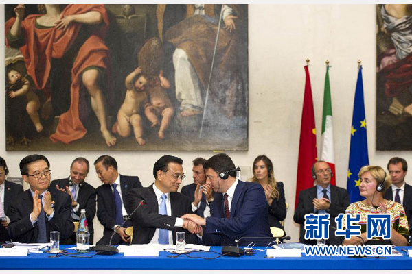 10月14日，中國國務院總理李克強在羅馬巴爾貝里尼宮與意大利總理倫齊共同會見中意企業(yè)家委員會委員及企業(yè)家代表并致辭。 新華社記者謝環(huán)馳 攝 